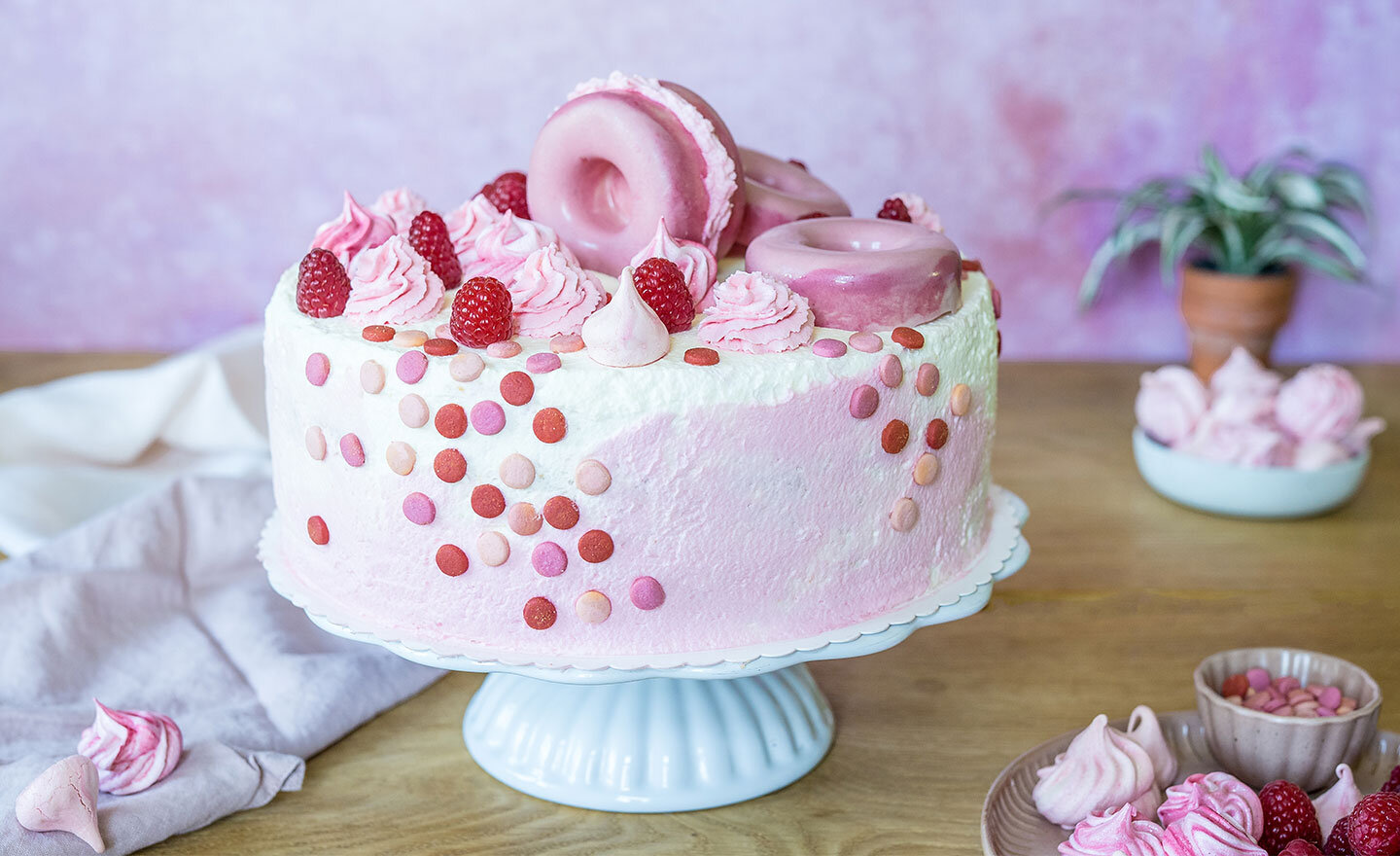 Himbeertorte mit Meringue-Küsschen und Schokoladendonuts| Tupperware ...